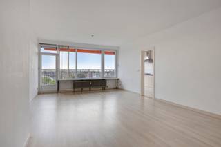 <p><span>Dit </span><span>ruime</span><span> en </span><span>instapklare appartement</span><span> is gelegen midden in het </span><span>centrum van Wilrijk aan het Sporthalplein</span><span> vlakbij De Bist</span><span>.</span><span> Alles is dan ook op </span><span>wandelafstand </span><span>te bereiken. Alle winkels, supermarkten, horeca en zelfs het openbaar vervoer bevinden zich in de onmiddellijke omgeving. Ook invalswegen (A12, E19 en E40) liggen in de directe nabijheid.</span></p><p><span> </span></p><p><span>Het appartement heeft een </span><span>oppervlakte van 92m²</span><span>, </span><span>2 ruime slaapkamers</span><span> en twee </span><span>zonnige terrassen </span><span>met een uniek uitzicht over Wilrijk!</span></p><p><span> </span></p><p><span>Indeling</span></p><p><span>- gelegen op de 4de verdieping</span></p><p><span>- inkomhal met bergkast en vestiaire</span></p><p><span>- apart toilet</span></p><p><span>- woonkamer en eetkamer </span></p><p><span>- terras 1 (8m²) met panoramisch uitzicht</span></p><p><span>- geïnstalleerde keuken</span></p><p><span>- slaapkamer 1 (14m²)</span></p><p><span>- slaapkamer 2 (14m²)</span></p><p><span>- terras 2 (8m²)</span></p><p><span>- badkamer met douche, lavabo en toilet</span></p><p><span>- privatieve kelder</span></p><p><span> </span></p><p><span>Algemeen gebouw</span></p><p><span>- lift aanwezig</span></p><p><span>- fietsenstalling</span></p><p><span>- afvalberging</span></p><p><span>- maandelijkse provisie 244 euro (incl. water, verwarming, onderhoud gemene delen) + 19 euro reservefonds</span></p><p><span> </span></p><p><span>Bijzonderheden</span></p><p><span>- centrale locatie op De Bist</span></p><p><span>- ramen PVC dubbele beglazing (2015) met zonneluifel</span></p><p><span>- zonnige terrassen<br />- panoramisch uitzicht</span></p><p><span>- oppervlakte cfr. EPC</span></p><p><span> </span></p><p><span>Ben jij geïnteresseerd in dit appartement te koop in het centrum van Wilrijk, ben je op zoek naar ander vastgoed of wens je de waarde van jouw eigendom te kennen? Dan ben je bij BOLT immo aan het juiste adres! Wij helpen jou graag verder.</span><span> </span></p><p><span> </span></p>