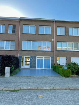  Deze uitstekend gelegen woning in Ekeren biedt een ideale combinatie van een praktische indeling en aangenaam wonen. Het pand beschikt over een...