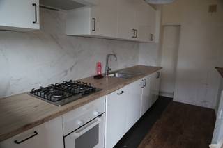 Centraal gelegen in Mortsel ligt dit ruime en goed onderhouden appartement met maar liefst 2 terrassen.
De grote inkomhal heeft een handige ingebouwde vestiairekast en nog een extra bergruimte.  De gezellige woonkamer is ruim met meer dan voldoende plaats om een grote tafel en een comfortabele zithoek te installeren.
Vanuit deze aangename leefruimte stap je in de half open geïnstalleerde keuken.  De plafondhoge schuiframen geven je direct toegang tot het terras vooraan. Heerlijk om hier te genieten van een koffietje in de zon.

Er zijn 2 slaapkamers die rustig aan de achterkant van het gebouw liggen.  De grootste heeft een schuifdeurdeur naar het 2de terras. Hier geniet je van een groen zicht op de achterliggende tuinen. 
In de badkamer is er een comfortabele douche, een lavabo met bergkast en een plek om je wasmachine en droogkast te zetten.  Het aparte toilet in de hal is een extra troef.

Dit appartement is instapklaar en ligt in een zeer goed onderhouden gebouw met lift.  Bovendien heb je in de kelder nog een privébergruimte.

Een treinstation (Oude God), openbaar vervoer, winkels en horeca, scholen, natuur (de forten)
...alles ligt op wandel- of fietsafstand. Ook de snelwegen en het centrum van Antwerpen zijn makkelijk en snel bereikbaar.

Bijkomende troeven : rolluiken aan alle ramen, vliegenramen in de slaapkamers, een heel gunstig EPC(net geen A-label), een interne beheerder die het gebouw proper en in orde houdt,  een overdekte parking aan de overkant van de straat.

Interessant? maak snel een afspraak voor een bezichtiging: immo@dreambuilding.be 
