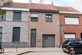 <p><span>HOBOKEN | CHARMANTE, INSTAPKLARE RIJWONING MET DRIE SLAAPKAMERS EN TUIN OP EEN TOTALE GRONDOPPERVLAKTE VAN 150m² | EPC B | </span></p><p><span>Indeling als volgt: gelijkvloers: garage met elektrische poort - inkomhal - badkamer met ligbad, lavabomeubel en toilet - slaapkamer achteraan - ruime woonkamer - geïnstalleerde keuken - tuin met tuinhuis. </span></p><p><span>Eerste verdieping: overloop - twee ruime slaapkamers.</span></p><p><span>Geïsoleerde voorgevel.</span></p><p><span>Gelegen in een woonwijk en in de onmiddellijke omgeving van winkels, scholen en openbaar vervoer.</span></p><p><span> </span></p>