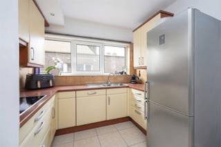 <p><span>Instapklaar appartement te koop eerste verdieping nabij centrum Gooreind</span></p><p><span>Dit instapklare appartement bevindt zich op de eerste verdieping en is gunstig gelegen nabij het centrum van Gooreind en omringd in het groen. Bovendien ook met een vlotte verbinding naar invalswegen en openbaar vervoer op wandelafstand.</span></p><p><span>Indeling:</span></p><ul><li><span>Inkomhal </span></li><li><span>Ruime en lichtrijke woonkamer met toegang tot het terras </span></li><li><span>Volledig ingerichte keuken met aansluitend een praktische berging (CV-ketel en warmwaterboiler)</span></li><li><span>Badkamer met douche en dubbele lavabo</span></li><li><span>1 slaapkamer met ingebouwde kast (mogelijkheid tot creëren van een tweede slaapkamer)</span></li></ul><p><span>Troeven:</span></p><ul><li><span>Ruim terras van ca. 20 m²</span></li><li><span>Private kelderberging</span></li><li><span>Ondergrondse parkeerplaats</span></li><li><span>Gemeenschappelijke tuin</span></li><li><span>Lage gemeenschappelijke kosten</span></li></ul><p><span> </span></p><p><span> </span></p><p><span>Interesse? Neem gerust contact met ons op via 03/633.12.29 of mail naar <span>info@immogreenstar.be</span></span><span>.</span></p><p><span>Bestuursmaatregelen in het maatregelenregister: nee</span><span> </span></p>