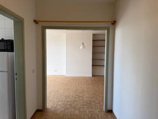 <p><strong>Welkom in dit aangename appartement op het Sporthalplein in Wilrijk. Een appartement waar ruimte, licht en karakter samenkomen – met drie slaapkamers, een heerlijk terras over de volledige lengte en een prachtige authentieke blokjesparket die doorheen het hele appartement voor extra sfeer zorgt.</strong></p><p> </p><p><strong>Binnenkomen en thuiskomen</strong><br />Via de inkomhal kom je het appartement binnen. Hier vinden we meteen een handige vestiarekast, ideaal voor jassen en schoenen. Verder beschikt het appartement over een apart toilet en een aparte berging, handig voor extra opbergruimte.</p><p> </p><p><strong>Ruimte om te leven</strong><br />De leefruimte is aangenaam en lichtrijk en wordt extra sfeervol dankzij de authentieke blokjesparket die in het volledige appartement doorloopt. Een tijdloze vloer die het appartement een warme en karaktervolle uitstraling geeft.</p><p> </p><p><strong>Koken en ontspannen</strong><br />De aparte keuken is praktisch ingericht en vormt een fijne plek om rustig te koken. Ook de badkamer is functioneel voorzien, met een ligbad en aansluiting voor de wasmachine.</p><p> </p><p><strong>Drie slaapkamers</strong><br />Het appartement beschikt over maar liefst drie volwaardige slaapkamers. Ideaal voor een gezin, als thuiskantoor of gewoon voor wie graag wat extra ruimte heeft.</p><p> </p><p><strong>Buitenleven op z'n best</strong><br />Een absolute troef is het terras dat zich over de volledige lengte van het appartement uitstrekt. Een zalige plek om buiten te zitten, te aperitieven of gewoon te genieten van wat extra ruimte en licht.</p><p> </p><p><strong>Extra comfort</strong><br />Voor het gebouw is er een ruime parking voor auto's, wat in een stedelijke omgeving een mooie extra is. In de kelder beschikt het appartement bovendien over een eigen kelderbox.</p><p> </p><p>Kortom: een ruim en karaktervol appartement met drie slaapkamers, een prachtige authentieke parketvloer en een zalig terras, op een centrale locatie in Wilrijk.</p><p> </p><p>Het appartement is beschikbaar vanaf 1 oktober. De gemeenschappelijke kosten bedragen € 200 per maand, inclusief water en verwarming.</p><p> </p><p>Overtuigd? Plan een bezoek in!</p>