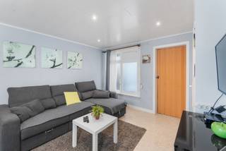 <h2><strong>De Panne: 1-slaapkamerappartement op enkele meters van zee</strong></h2>
<p>Op zoek naar een <strong> appartement aan zee</strong>? Dit <strong>gemoderniseerde 1-slaapkamerappartement</strong> is ideaal gelegen op slechts <strong>enkele meters van het strand</strong> in De Panne. Het appartement bevindt zich in de <strong>kleinschalige residentie “Les Trèfles”</strong>, gelegen aan de <strong>Nieuwpoortlaan 81</strong>, en combineert comfort, een uitstekende ligging en <strong>zeer lage vaste kosten</strong>.<br /> </p>
<h3><strong>Indeling</strong></h3>
<p>Inkomhal, afzonderlijk toilet, ruime slaapkamer, badkamer, lichtrijke woonkamer en open, praktisch ingerichte keuken<br /> </p>
<h3><strong>Troeven</strong></h3>
<ul><li>
<p>Slechts <strong>enkele meters van zee en strand</strong></p>
</li><li>
<p>Reeds <strong>gemoderniseerd</strong></p>
</li><li>Ideaal als <strong>tweede verblijf, vaste woonst of investering</strong></li></ul>
<p><br /><strong>Interesse? </strong>Contacteer ons vandaag nog voor een bezoek en laat u overtuigen door dit uitzonderlijke appartement aan zee.</p>
