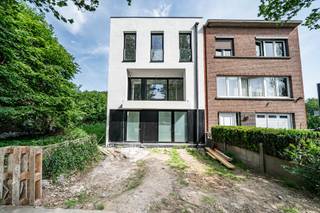 PRIJS INCLUSIEF BTW! Deze exclusieve BEN-nieuwbouwwoning met een bewoonbare oppervlakte van ca. <strong>262 m²</strong>.<br />Een uitzonderlijke eigendom met het comfort en de ruimte van een hedendaagse villa.<br />Gelegen op een rustige, doch uiterst centrale locatie, bevindt u zich op wandelafstand van openbaar vervoer en nabij het Park van Schoten, scholen, winkels en het Albertkanaal. Een omgeving waar bereikbaarheid en woonkwaliteit hand in hand gaan.<br /><br /><strong>Indeling</strong><br /><strong>Gelijkvloers</strong><br />Via de stijlvolle inkomhal met gastentoilet wordt u verwelkomd in de woning.<br />Vooraan bevindt zich een praktische fietsen- en bergingsruimte, ideaal voor gezinnen, sportliefhebbers of wie extra opbergruimte wenst.<br />Verder opent de woning zich naar een indrukwekkende leefruimte waar woonkamer, eetkamer en keuken harmonieus in elkaar overvloeien. Dankzij de grote raampartijen en schuiframen geniet u hier van een overvloed aan natuurlijk licht en een directe verbinding met de tuin.<br />De open leefkeuken met centraal eiland vormt zonder twijfel het kloppende hart van de woning en biedt de perfecte setting voor zowel het dagelijkse gezinsleven als het ontvangen van gasten.<br />De tuin wordt volledig ingezaaid opgeleverd en beschikt achteraan over een afzonderlijk tuinpaviljoen met extra berging. Deze ruimte leent zich perfect als poolhouse, thuiskantoor, fitnessruimte, atelier of exclusieve lounge.<br /><br /><strong>Eerste verdieping</strong><br />De eerste verdieping staat volledig in het teken van comfort en rust.<br />Hier bevindt zich de royale master bedroom van ca. 26 m², aangevuld met een tweede slaapkamer of bureauruimte van ca. 17 m². Verder beschikt deze verdieping over een luxueuze badkamer met ligbad, inloopdouche en dubbel lavabomeubel, alsook een afzonderlijk toilet.<br />De voorste slaapkamer geniet bovendien van toegang tot een aangenaam privéterras.<br /><br /><strong>Tweede verdieping</strong><br />Ook de bovenste verdieping biedt bijzonder veel ruimte.<br />Hier bevinden zich nog twee uitzonderlijk ruime slaapkamers van respectievelijk ca. 26 m² en 28 m².<br />Daarnaast beschikt deze verdieping over twee afzonderlijke douchekamers, een apart toilet en een technische ruimte met extra berging. Hierdoor geniet ieder gezinslid van een optimaal niveau van comfort en privacy.<br /><br /><strong>Hoogwaardige afwerking en energiezuinigheid</strong><br />Deze woning wordt volledig instapklaar afgewerkt met duurzame en kwalitatieve materialen en voldoet aan de hoogste normen inzake energiezuinigheid en wooncomfort.<br /><br /><strong>Bijzonderheden</strong><br />+ BEN-woning (E-peil gelijk of lager dan E30)<br />+ Warmtepomp<br />+ Zonnepanelen<br />+ Vloerverwarming<br />+ Parketvloeren<br />+ Luxueuze badkamer afgewerkt in microcement<br />+ Afzonderlijk bijgebouw met berging<br />+ Ruime fietsenberging<br />+ Binnen volledig instapklaar opgeleverd<br />+ Tuin ingezaaid opgeleverd