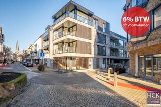 <strong>⇒ Profiteer hier nog van 6% BTW (in plaats van 21% BTW) !!  </strong><br /><br /><strong>Project Residentie Vignoble</strong><br />5 appartementen en één handelsruimte gelegen op <strong>één van de meest gewaardeerde locaties in het centrum van Waregem</strong> gelegen op de hoek van de Holstraat en de Guido Gezellestraat. De ligging is werkelijk <strong>uitmuntend </strong>op wandelafstand van allerhande winkels, horecazaken, sport- &amp; cultuurfaciliteiten. Zowel het 'Regenboogpark' alsmede 'Park Baron Casier' en 'Hippodroom Waregem' zijn allen te voet bereikbaar. Op amper 5 min. is het op- &amp; afrittencomplex van de E17 bereikbaar, het openbaar vervoer en de kleine ring rond Waregem zijn vlakbij. Kortom, een ware <strong>topligging </strong>met een bijzondere gunstige bereikbaarheid! <br /><br /><strong>De uitrusting</strong><br />Deze duurzame appartementen verwarmen &amp; koelen via <strong>warmtepompen </strong>en beschikken over <strong>vloerverwarming</strong>. Ieder appartement beschikt over <strong>grote raampartijen met veel lichtinval </strong>en glazen deuren wat zorgt voor een <strong>aangename woonbeleving</strong>. In de woonkamer en slaapkamers werd gekozen voor sfeervolle <strong>parket vloerbekleding</strong>. De keuken is volledig uitgerust en beschikt dan ook over alle hedendaagse toestellen. Kortom, werkelijk volledig instapklare appartementen.<br /><br />Er is plaats genoeg om uw wagen te <strong>parkeren</strong>, via de Guido Gezellestraat zijn er overdekte autostaanplaatsen beschikbaar.<br /><br />Elk appartement biedt daarnaast een royaal terras tot 18 m² aan, bijkomend beschikt het gebouw over extra dakterras tot 74 m².<br /><br />De appartementen voldoen aan alle hedendaagse normen: vloerverwarming, warmtepomp, ventilatiesysteem, zonnepanelen en de <strong>mogelijkheid om elektrisch te laden</strong> in de parking. <br /><br /><strong>Architect</strong><br />Residentie Vignoble is een ontwerp van Embo Architecten.<br /><br /><strong>BTW</strong><br />6% BTW mogelijk.<br /><br /><strong>Maak nu uw afspraak</strong><br />Wenst u meer informatie of een afspraak op kantoor of ter plaatse? Reageer via het contactformulier, we geven u snel een antwoord.