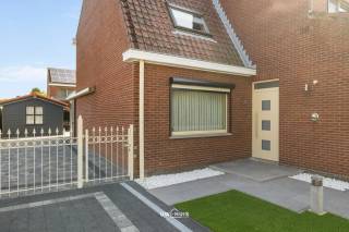 BEZOEKMOMENT WOENSDAG 9/9 TUSSEN 17U EN 18U40. INSCHRIJVEN KAN VIA ONZE WEBSITE. <br /><br />In de Kuiperstraat bevindt zich deze ruime en verzorgde woning, gelegen in een rustige omgeving. De woning combineert comfort met energiezuinig wonen en beschikt over 3 slaapkamers, een garage met oprit, een gezellige tuin en een ruime zolder.<br /><br />De woning biedt een aangename leefruimte met voldoende plaats voor een gezellige zithoek en eethoek. <br /><br />Op de verdieping bevinden zich drie slaapkamers en daarnaast is er nog een ruime zolder, die heel wat mogelijkheden biedt als extra bergruimte, hobbyruimte of polyvalente ruimte. Dankzij de aanwezige airconditioning geniet je ook tijdens warme dagen van een aangenaam binnenklimaat.<br /><br />Buiten kan je genieten van een gezellige tuin, terwijl de garage en oprit zorgen voor voldoende parkeermogelijkheden.<br /><br />Ook op energetisch vlak zit je hier goed: de woning beschikt over zonnepanelen en heeft een EPC-label B.<br /><br />Troeven:<br />- Rustige ligging<br />- Airconditioning<br />- Zonnepanelen<br />- EPC B<br /><br />Ben je op zoek naar een ruime en energiezuinige woning met garage, tuin en veel mogelijkheden? Contacteer ons gerust voor meer info of een bezoek.