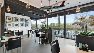 Uniek handelspand (454 m²) met appartement (135 m²) op toplocatie in Lubbeek – gebouwd door CONCRETE HOUSE<br /><br />Dit pand, momenteel ingericht als restaurant Nestor, biedt enorme visibiliteit en commerciële mogelijkheden dankzij de uitstekende ligging. Er is een ruime privéparking rondom het gebouw en extra parkeergelegenheid in de straat tegenover.<br /><br />INDELING:<br />Gelijkvloers: inkom, ruime en lichtrijke zaal (70 couverts) met zicht op het terras, stijlvolle bar en een sanitair blok met 4 toiletten. Buiten is het heerlijk genieten op het terras met vijver. De professionele keuken op de eerste verdieping levert gerechten via een handige lift direct naar de bar.<br /><br />Op de eerste verdieping vinden we de professionele keuken (met kook- en afwasgedeelte) en het ruime appartement met bureau, open keuken, leefruimte, slaapkamer met dressing, moderne badkamer met een bad en dubbele wastafel. Aansluitend op de leefruimte en keuken ligt een prachtig zuidgericht terras van 37m2.<br /><br />Het pand is volledig onderkelderd. De kelder biedt tal van functionele ruimtes, waaronder diepvries- en koelcellen, opslagruimtes, vatenberging, technische ruimte en personeelsfaciliteiten (kleedkamer, sanitair, douche, wasplaats).<br /><br />Ideaal voor diverse doeleinden zoals horeca, fitness, saunacomplex of praktijkruimte,... Prijs exclusief inrichting. Overname met handelsfonds, materiaal, inrichting en stock mogelijk voor €1.375.000.<br /><br />Op zoek naar een gebouw op toplocatie voor uw project? Contacteer anne-leen@immogve.be