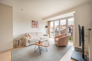 <strong>Résidence Righi</strong><br />Idéalement situé entre la Place du Triangle et la Place Albert, cet appartement lumineux et central constitue le pied‑à‑terre parfait au Zoute.<br /><br /><strong>Disposition</strong><br />Hall d’entrée avec vestiaire et toilette invités. Agréable séjour baigné de lumière avec coin repas et vue dégagée sur les villas environnantes. Cuisine ouverte entièrement équipée. Spacieuse chambre avec armoires encastrées et salle de douche attenante.<br /><br />Atouts pratiques : cave privative et local à vélos commun.<br /><br />Planifiez votre visite dès aujourd’hui et découvrez ce charmant appartement au Zoute.<br /><em>Réf. : A747</em>
