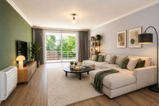 Algemeen<br />In de Vredestraat te Tielt bevindt zich dit verzorgd appartement, gelegen in een aangename buurt op wandelafstand van het gezellige centrum. Dankzij deze uitstekende ligging geniet u van een vlotte bereikbaarheid en bevinden alle belangrijke faciliteiten zoals winkels, horeca en scholen zich in de nabije omgeving. Dit maakt het appartement geschikt voor wie comfortabel en centraal wil wonen.<br /><br />Indeling<br />Bij het betreden van het appartement komt u terecht in de inkomhal, die directe toegang biedt tot alle ruimtes. Achteraan bevindt zich de ruime en lichtrijke leefruimte, waar u ruimte genoeg heeft om een gezellige zithoek en een grote eettafel te plaatsen. Aansluitend vindt u de uitgeruste keuken, die dankzij het grote raam geniet van een aangename natuurlijke lichtinval.<br />Via de leefruimte heeft u toegang tot het zuidoostgericht terras, waar u in alle rust kan genieten van de zon en een open zicht.<br />Terug via de hal bereikt u de twee slaapkamers, de badkamer en ook nog een aparte wasruimte. De eerste slaapkamer is ruim en biedt voldoende plaats voor een dubbel bed en een kleerkast. De tweede kamer kan perfect ingericht worden als bureau of dressing of als tweede slaapkamer. De badkamer is uitgerust met een dubbel lavabomeubel en een ligbad. Daarnaast is er ook nog een apart gastentoilet voorzien in de hal. <br /><br />Varia<br />Bij dit appartement hoort ook een ondergrondse garagebox en berging die extra comfort en ruimte voor opslag bieden en aangekocht moeten worden voor 30.000 euro (excl. vraagprijs). De garagebox biedt plaats aan één wagen en is uitgerust met een manuele poort. Verder beschikt het appartement over een gunstig EPC-label B en is voorzien van een parlofoon en airconditioning. <br /><br />Troeven<br />* Zonnig terras<br />* Ruime leefruimte<br />* Centraal gelegen<br />* Garagebox met extra bergruimte<br /><br />Benieuwd naar de mogelijkheden die deze eigendom te bieden heeft? Neem dan gerust contact op met Loucka en ontdek zelf het potentieel van deze locatie.<br /><br />T: 0469 44 27 57<br />M: loucka@gentill.be