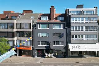Dit instapklare appartement met een bewoonbare oppervlakte van circa 74 m² is gelegen op de tweede verdieping van residentie Matthi, midden in het bruisende centrum van Deinze.<br /><br />Het appartement beschikt over een doordachte indeling en geniet van een aangename natuurlijke lichtinval dankzij de grote raampartijen aan de zijde van de Kortrijkstraat. Via de inkomhal, met ruimte voor een vestiairekast, betreedt u de open leefruimte met zit- en eethoek, die naadloos aansluit op de open keuken, uitgerust met diverse kwalitatieve inbouwtoestellen. Verder zijn er twee volwaardige slaapkamers, een afzonderlijk gastentoilet en een badkamer voorzien van een wastafel en een instapdouche.<br /><br />Een bijkomende troef is het ruime terras met aansluitende berging, dat zich uitstrekt over de volledige breedte van de achtergevel. Dit terras is rechtstreeks toegankelijk vanuit de grootste slaapkamer, die bovendien is uitgerust met airconditioning.<br /><br />Er staat binnenkort een dakrenovatie gepland. De mede-eigenaars hebben hier proactief op voorzien door een ruime financiële reserve aan te leggen, zodat alles vlot en zonder zorgen kan verlopen.<br /><br />EPC: 119 (B) / elektriciteit: conform / niet-asbestveilig / Centrale verwarming op aardgas - Benieuwd? sarie@landbergh.be of 09 278 78 79<br />