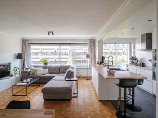 <strong>Dit instapklare 2-slaapkamer appartement (ca. 100 m² bvo) met twee terrassen bevindt zich op de vijfde verdieping (met lift) van een verzorgde residentie, op fietsafstand van het Gentse stadscentrum (via het water) en met een vlotte verbinding naar de belangrijkste invalswegen.</strong><br /><br />Via de ruime inkomhal met vestiaire bereikt u de lichtrijke leef- en eetruimte aan de voorzijde, die aansluit op de open keuken met kookeiland en een klein terrasje. Centraal in het appartement bevinden zich een gastentoilet en een stijlvolle badkamer met inloopdouche. Achteraan liggen de twee slaapkamers, die beide rechtstreeks toegang bieden tot het aangename zonneterras.<br /><br />Een belangrijke troef is de recente vernieuwing van de keuken, badkamer en het gastentoilet, waardoor u zonder zorgen kunt intrekken. Dankzij het EPC A-label geniet u bovendien van een energiezuinig appartement met een zeer laag energieverbruik.<br /><br />De ondergrondse kelderberging is inbegrepen in de vraagprijs. Er wordt geen vaste parkeerplaats of garagebox verkocht. <br /><br /><strong>Ideaal voor jonge koppels, woning verlaters of ouders van studerende kinderen die op zoek zijn naar een instapklaar appartement op een bereikbare locatie. </strong><br />