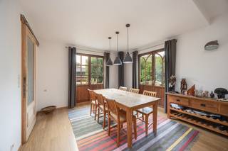 <p><br />Zeer ruim en lichtrijk duplexappartement met 4 slaapkamers en een groot zuidoost georiënteerd terras op een aangename ligging in Kapellen.<br />Dit uitzonderlijk ruime appartement van maar liefst <strong>146 m²</strong> beschikt over een <strong>volledig privatieve inkom op de gelijkvloerse verdieping</strong>, waardoor het gevoel van een woning perfect gecombineerd wordt met het comfort van een appartement.<br />Op de eerste verdieping geeft de overloop toegang tot de masterbedroom, voorzien van een eigen lavabo en jacuzzi. Via deze overloop bereik je het gastentoilet en de ruime en lichtrijke leefruimte, bestaande uit een gezellige zitkamer met <strong>wifi-gestuurde pelletkachel</strong>, een eetkamer en een luxueus ingerichte keuken met onder meer een <strong>semi-professionele inductiekookplaat</strong>. Vanuit de eetkamer is er rechtstreeks toegang tot het grote <strong>zuidoost georiënteerde terras</strong>, voorzien van buitenverlichting. Een heerlijke plek om uitgebreid van de ochtend- en middagzon te genieten.<br />Op de tweede verdieping bevinden zich nog drie slaapkamers en een volledig ingerichte badkamer en een scheerzolder.<br />Met in totaal vier slaapkamers en zijn royale bewoonbare oppervlakte biedt dit duplexappartement bijzonder veel ruimte voor een gezin, thuiswerk of hobbyruimte.<br />Er zijn <strong>zonnepanelen </strong>(6.640Wp) met een <strong>thuisbatterij </strong>van 5Kw.<br />Het appartement is aangenaam gelegen in Kapellen, met winkels, scholen en openbaar vervoer in de nabije omgeving. Het centrum van Kapellen met zijn uitgebreide aanbod aan winkels en horeca is vlot bereikbaar. Ook het station van Kapellen bevindt zich op korte afstand, met een goede treinverbinding richting Antwerpen. De ligging combineert zo een aangename woonomgeving met een goede bereikbaarheid.<br /><br /><strong>duplexappartement 146 m²</strong><br /><strong>4 slaapkamers</strong><br /><strong>zuidoost georiënteerd terras</strong><br /><strong>LABEL A<br />zonnepanelen met thuisbatterij</strong><br /><strong>luxueus ingerichte keuken</strong><br /><strong>airco in alle kamers</strong><br /><strong>asbestveilig</strong><br /><strong>Elektriciteit: conform<br /><br />Verkoopprijs: 460.000€</strong><br /><br />Voor meer informatie of een bezoek:<br />info@infinityrealestate.be | www.infinityrealestate.be<br />03 325 69 44<br /> </p>