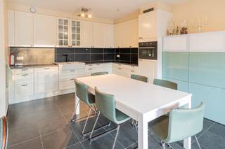 Dit instapklare appartement is ideaal voor wie centraal en comfortabel wil wonen. Je beschikt over één ruime slaapkamer, een nette badkamer en...