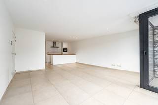 <p>Modern appartement in het centrum van Berlare met veel lichtinval, kwalitatieve afwerking, ondergrondse parkeerplaats en zeer grote berging.</p>

<p> </p>

<p>Dit recente appartement uit 2018 combineert comfortabel wonen met een energiezuinige aanpak en een centrale ligging in een residentiële omgeving. De lichtrijke leefruimte zorgt voor een aangename woonbeleving en sluit mooi aan op het terras. Dankzij de goede afwerking en praktische indeling is dit appartement ideaal voor wie op zoek is naar een instapklaar appartement in Berlare. De ondergrondse staanplaats en de ruime kelderberging bieden extra comfort en opbergruimte. Bovendien geniet u van een vlotte bereikbaarheid en bevinden winkels, horeca en dagelijkse voorzieningen zich in de nabije omgeving.</p>

<p> </p>

<p>Belangrijkste ruimtes:</p>

<p>• Ruime woonkamer (39 m²) met veel lichtinval en toegang tot het terras</p>

<p>• Praktische berging (4 m²) met aansluiting voor wasmachine en droogkast</p>

<p>• Terras (6 m²) aansluitend aan de leefruimte</p>

<p>• Apart toilet met handenwasser</p>

<p>• Slaapkamer (12 m²)</p>

<p>• Badkamer (6 m²) met inloopdouche en dubbele wastafel in meubel</p>

<p>• Ondergrondse staanplaats (18 m²)</p>

<p>• Grote kelderberging (6 m²)</p>

<p> </p>

<p>Troeven:</p>

<p>• Bijna energie neutraal appartement met kwalitatieve afwerking</p>

<p>• Ondergrondse staanplaats en ruime kelderberging inbegrepen</p>

<p>• Centraal gelegen en vlot bereikbaar in Berlare</p>

<p> </p>

<p>Neem vandaag nog contact op voor een bezoek.</p>

<p> </p>

<p>JOUW DROOMAPPARTEMENT. ZO GEVONDEN!</p>