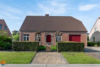 Op een uitstekende locatie te Hulshout bevindt zich deze ruime en instapklare woning met 3 slaapkamers en een prachtige tuin. U woont hier in een rustige omgeving, en toch vlakbij het centrum met winkels, scholen, eet- en drankgelegenheden en het openbaar vervoer.<br /><br />We betreden de woning via de inkomhal met vestiaire en gastentoilet. De lichtrijke leefruimte biedt plaats voor een gezellige zithoek en een eetruimte. Dankzij de grote raampartijen geniet u hier van een aangename lichtinval en een open gevoel. Aansluitend bevindt zich de ruime keuken, uitgerust met de voornaamste kwalitatieve toestellen. Hier is bovendien voldoende ruimte voorzien om een gezellige ontbijthoek te creëren. Vanuit de keuken heeft u rechtstreeks toegang tot het terras, waar u kunt genieten van een prachtig uitzicht op de volledig aangelegde tuin. Verder beschikt de woning nog over een ruime berging/wasplaats en een inpandige garage.<br /><br />De nachthal op de eerste verdieping geeft toegang tot drie volwaardige slaapkamers, waarvan één met dressing en de badkamer. Deze is uitgerust met een dubbele lavabo, een toilet en een douchebad. In de prachtig onderhouden, zuid gerichte tuin kunt u in alle rust en privacy genieten van het mooie weer, een heerlijke plek om te ontspannen en te vertoeven. Bovendien is de woning uitgerust met zonnepanelen!<br /><br />De woning beschikt over een EPC-label B, een conforme elektrische keuring en een asbestveilig attest, wat bijdraagt aan het comfort en de zorgeloze aankoop van deze woning.<br /><br />Dit is een uitstekende opportuniteit als u op zoek bent naar een ruime woning met 3 slaapkamers te Hulshout. Contacteer ons op 0475/47 59 76 voor meer informatie of neem een kijkje op www.boonstravastgoed.be. <br /><br />Bijzonderheden:<br />- EPC B (+ zonnepanelen)<br />- 210 m² bewoonbare opp.<br />- Zuid georiënteerde tuin