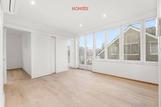 Volledig gerenoveerd appartement op de tweede verdieping met een moderne en lichtrijke uitstraling, gelegen aan de Kardinaal Mercierlaan te Heverlee. Dit instapklare appartement combineert comfort, ruimte en een uitstekende ligging. U beschikt over twee volwaardige slaapkamers en een open keuken die naadloos overgaat in de gezellige leefruimte. De grote raampartijen zorgen voor een overvloed aan natuurlijk licht en creëren een aangename, open sfeer doorheen het hele appartement. De badkamer is stijlvol afgewerkt en voorzien van een toilet en een comfortabele inloopdouche. Verder is er een praktische fietsenstalling aanwezig en bestaat de mogelijkheid om een garage te huren aan €45 per maand, wat extra gemak biedt in deze gegeerde buurt. De ligging is een absolute troef: u woont hier rustig, maar toch vlak bij het centrum van Leuven. Winkels, scholen, openbaar vervoer en belangrijke invalswegen bevinden zich in de onmiddellijke omgeving. Ook de nabijheid van KU Leuven en het groene Heverleebos maken dit appartement bijzonder aantrekkelijk, zowel voor eigen bewoning als investering. stedenbouw in aanvraag. Mis deze opportuniteit niet en contacteer ons via info@homies.be of 016 22 82 22.