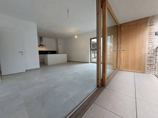 <span><strong>Lichtrijk nieuwbouw 1 slaapkamer appartement met zonneterras. Het appartement is centraal gelegen aan Park Van Eden, nabij winkels, openbaar vervoer, scholen, ziekenhuizen, </strong></span><strong>belangrijke in-en uitvalswegen<br /><br /></strong>Dit appartement maakt deel uit van een woonproject dat aangesloten is op het grootste residentiële geothermische warmtenet van Vlaanderen. Met een indrukwekkende 80% onafhankelijkheid van het energienetwerk, biedt dit systeem het meest duurzame en energiezuinige warmte- en koelsysteem beschikbaar op de markt. Dit resulteert in een aanzienlijke daling van uw energiekosten.<br /><span><br /><span><strong>INDELING:</strong></span><br />INKOMHAL met apart gastentoilet, vestiaire kast en wasplaats/berging.<br />Lichtrijke LEEFRUIMTE ca. 33m² op stenen vloer met open ingerichte KEUKEN voorzien van opbergkasten en toestellen; kookplaat, dampkap, oven, afwasmachine, spoelbak, ijskast en diepvriesvak. Aansluitend aan de leefruimte het TERRAS waar u heerlijk kan genieten van een zomerse dag. Aparte SLAAPKAMER ca. 11m² met kast.<br />Ingerichte BADKAMER voorzien van een inloopdouche, een lavabo in een meubel en een handdoekdroger.<br /><br />Tuinen van Eden staat bekend om zijn unieke, warm-minimalistische en eigentijdse uitstraling. Dit is te danken aan de gerenommeerde architecten Johannes Norlander uit Zweden en hama architecten uit Antwerpen. Zij hebben een ontwerp gecreëerd dat vorm, schoonheid en functionaliteit combineert in een karaktervolle, verfijnde architectuur. Hun minimalistische ontwerpen, die werken met sobere, natuurlijke materialen, gaan harmonieus op in het omringende landschap en stralen kracht uit in alle eenvoud.<br /><br /><span><strong>BIJZONDERHEDEN: </strong></span><br />* Nieuwbouw - Eerste bewoning <br />* Ruim terras met berging<br />* Fietsenberging<br />* Vloerverwarming, zonnepanelen, conforme keuring<br />* Algemene kosten €175/maand voor Privé warm water en verwarming, gemene delen, syndicus, lift, tuinonderhoud,...<br />* Autostaanplaats apart te huur : €125/maand</span>