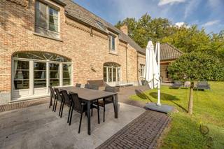 Prachtige villa in een aangename omgeving te Halle / Zoersel!Dit prachtig eigendom tussen de dorpskernen van Sint-Antonius en Halle, gelegen in een...