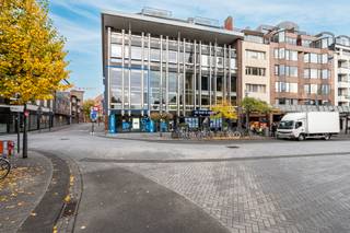 <p><strong>Gelegen in hartje Turnhout in residentie "Nationale Bank": karaktervol en gezellig duplex-appartement in loftstijl van ca. 182 m² met een schitterend zicht op de Grote Markt. Dit unieke appartement bevindt zich op de eerste en tweede verdieping en beschikt over 3 (slaap)kamers en 2 badkamers. </strong><strong>De Grote Markt én Turnova bevinden zich om de hoek, waardoor u alle voorzieningen, restaurants en openbaar vervoer op wandelafstand heeft. </strong><strong>Bovendien geniet dit appartement van een zeer gunstige EPC-score van 164 kWh/m²/jaar (label B). <span>De vraagprijs is inclusief een ondergrondse autostaanplaats ter waarde van 25.000 EUR.</span><br /><br /></strong><span>Indeling:</span> Ruime inkomhal met gastentoilet en houten trap naar de slaapvertrekken op de 2de verdieping. Op de eerste verdieping heeft u een lichte woonkamer met vide over de 2 verdiepingen, een open leefkeuken voorzien van een vaatwasmachine, keramische kookplaat, dampkap, ingebouwde koelkast, combi-oven en dubbele spoelbak in kookeiland. Aansluitend aan de keuken heeft u een ruime berging met aansluitingen voor de wasapparatuur. Heel praktisch is ook de slaapkamer met ensuite badkamer op dezelfde verdieping als de woonkamer. De gehele eerste en tweede verdieping is op massieve eiken parketvloer.<br /><br />Op de 2de verdieping heeft u een slaapkamer met ensuite dressing, een berging en een bureel dat uitkijkt op de woonkamer en op de Grote Markt. Zowel de dressing als het bureel zijn voorzien van ingemaakte kasten.<br /><br /><strong><span>Inclusief een ondergrondse autostaanplaats ter waarde van 25.000 EUR. <br /></span><br /></strong><span>Bijzonderheden:<br /></span>- Geluidswerende en thermische isolerende beglazing<br />- Gunstig EPC: 164 kWh/m² (B-label)<br />- Elektrische rolluiken in woonkamer<br />- Centrale verwarming op aardgas<br />- Lift aanwezig<br />- Terras van ca. 34m² aan de achterzijde (via de gemeenschappelijke hal te bereiken)<br />- Gemeenschappelijke fietsenberging<br />- 400€ / maand voorschot gemeenschappelijke kosten (incl. blokpolis, syndicuskosten én individuele verwarming- en waterverbruik)<br /><br />Bekijk dit appartement via onze virtual tour: https://tour.giraffe360.com/2291bc4fe0494e16b14d993f5785c318/</p>