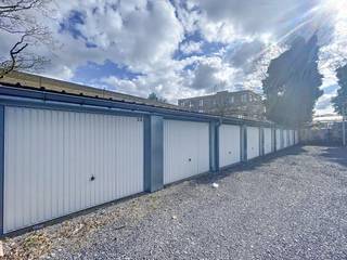 L'entrée du complexe de garages se trouve par la Bruiloftstraat, une rue latérale de la Brusselsesteenweg. La connexion parfaite aux R4, E40...