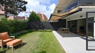 Op een gegeerde locatie te Knokke, op wandelafstand van het strand en het centrum, bevindt zich dit bijzonder hoekappartement met privatieve tuin...