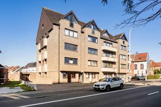 Dit comfortabele en goed gelegen appartement bevindt vlakbij het OLV-ziekenhuis en met een uitstekende verbinding naar de E40 richting Gent...