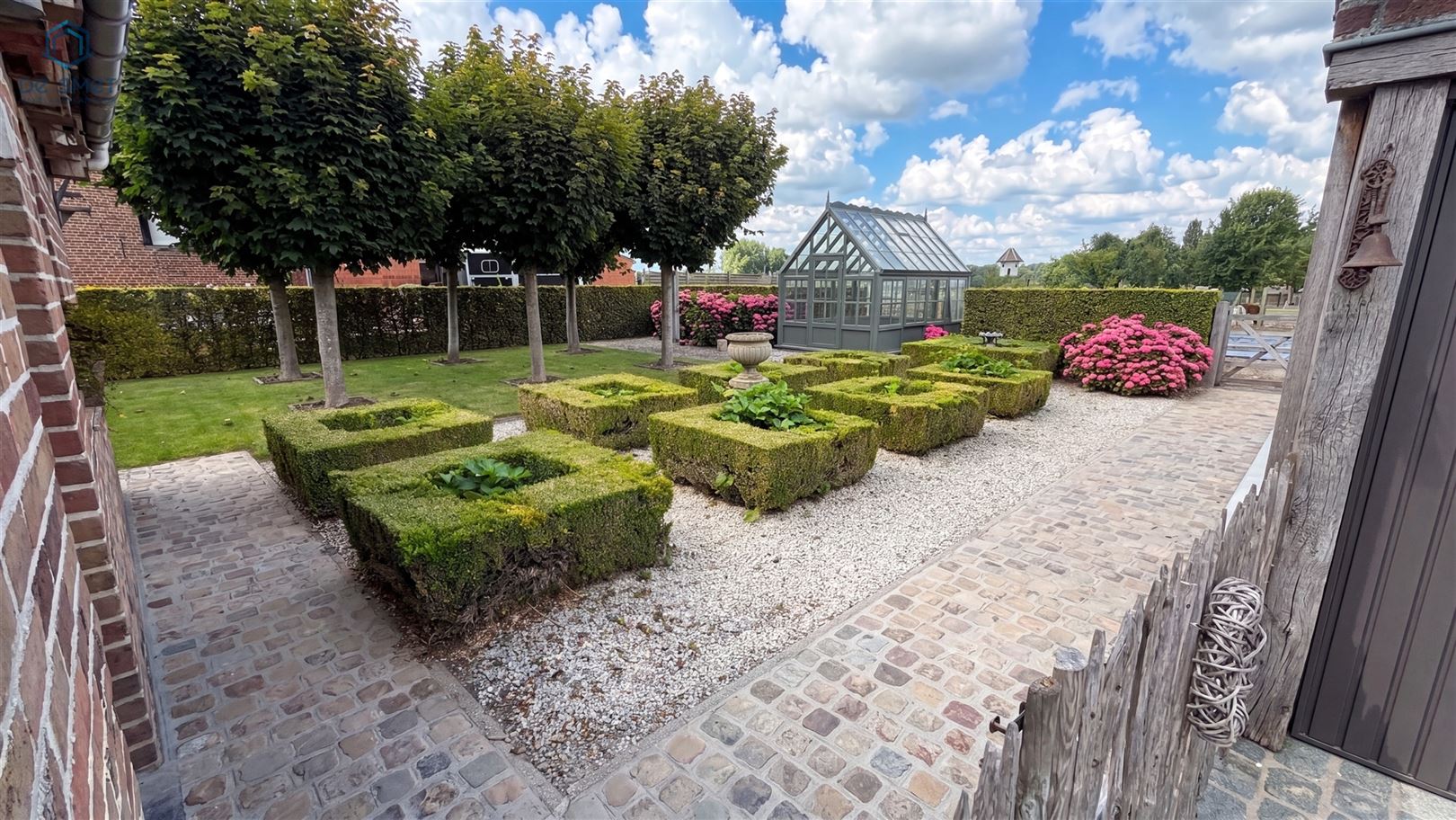 Ready-to-move-in house with 3 bedrooms, beautiful garden, 2 garages, and many possibilities in Lierde - photo 4