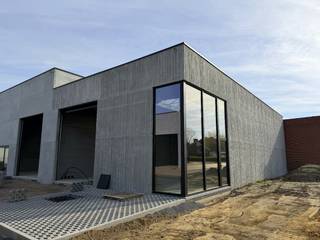 Ontdek Uw Ideale Bedrijfslocatie! Een nieuwe bedrijvenzone, strategisch gelegen in de Emiel Clausstraat 37a in Sint-Eloois-Vijve. Deze zone biedt 10 gloednieuwe KMO-units met oppervlaktes variërend van 220 tot 296 m², speciaal ontworpen om aan de behoeften van moderne ondernemingen te voldoen. Units zijn in aanbouw en eerste opleveringen vinden plaats eind 2025!<br /><br />Topligging en Uitstekende Bereikbaarheid! Deze bedrijvenzone ligt in het hart van West-Vlaanderen, in de directe nabijheid van belangrijke verkeersaders zoals de E17 en N36. Dit garandeert niet alleen een vlotte toegang tot grote steden zoals Kortrijk, Waregem en Gent, maar ook een snelle verbinding met de rest van België en Noord-Frankrijk. De nabijheid van deze snelwegen maakt het een ideale locatie voor bedrijven die een uitstekende bereikbaarheid en logistieke efficiëntie nodig hebben.<br /><br />Deze unit heeft een oppervlakte van 296m². Of u nu een opslagplaats, showroom of kantoorruimte nodig heeft, deze units bieden gezien de casco verkoop de flexibiliteit en infrastructuur om aan al uw bedrijfsbehoeften te voldoen. Elke unit is voorzien van twee autostandplaatsen (inclusief in de prijs)<br />Bent u op zoek naar een strategische locatie voor uw onderneming? Deze bedrijvenzone biedt alles wat u nodig heeft om uw bedrijfsactiviteiten naar een hoger niveau te tillen. <br />Neem vandaag nog contact met ons op voor meer informatie of om een afspraak ter bespreking.<br /><br />Onze Referentie DEV4819<br />Bel ons op 056/44.03.69 of mailen naar info@vastgoedkantoordevriese.be<br />(prijzen excl. kosten)