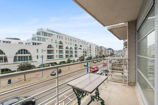 Ruime living met zonneterras en open keuken. Twee slaapkamers met dubbele bedden.<br />Badkamer met ligbad en lavabo. Apart toilet en aparte berging met plaats voor een wasmachine en droogkast. Er is nog een aparte berging in de kelder aanwezig.<br />EPC attest B ! Mogelijkheid om een garage bij te kopen op 50 meter van het appartement.