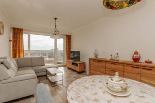<p>Op de 15de verdieping van een verzorgde residentie, kan je dit lichtrijke appartement terugvinden. Het appartement is verzorgd en geeft een mooi uitzicht over Antwerpen en omgeving. Dankzij de centrale ligging, zijn zowel Wilrijk centrum (Bist) als het centrum van Antwerpen vlot bereikbaar.</p><p><br /></p><p>Het appartement bestaat uit een inkomhal met vestiairekast, een woonkamer met aansluitend een verzorgde keuken, een apart toilet, een badkamer met douche en aansluitingen voor wasmachine en droogkast, twee slaapkamers en een mooi terras.</p><p><br /></p><p>Troeven: inclusief een privatieve ondergrondse kelderberging - snelle beschikbaarheid - conforme elektriciteit - zeer gunstig EPC A.</p>