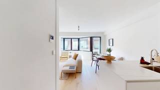 <br /><br /><br />Dit totaal vernieuwbouw project (zowel privatieven als gemeenschappelijke delen) bestaat uit verschillende appartementen en combineert modern wonen met een slimme investering: bij aankoop betaalt u geen BTW. Door de energie zuinigheid van de appartementen, met vloerverwarming, warmtepomp en zonnepanelen investeert u zorgeloos in een kwaliteitsvolle woning met toekomstwaarde.<br />De type- appartementen hebben twee slaapkamers Het dakappartement beschikt over één slaapkamer en een ruim zuid gericht terras, ideaal om te genieten van zon en uitzicht.