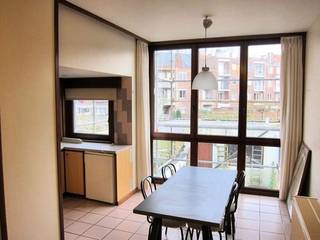In de Karel de Stoutestraat, op wandelafstand van Decascoop, campussen en het centrum van Gent, vind je deze solide meergezinswoning bestaande uit...