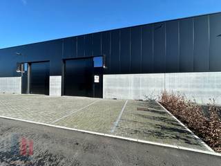 Nieuwbouw KMO-unit te huur met een oppervlakte van 180 m² en 2 privatieve parkeerplaatsen te huur. De magazijnruimte (brandklasse C) is opgebouwd uit...