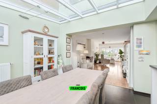 Deze woning bevindt zich in een rustige woonwijk, op slechts een boogscheut van het bruisende stadscentrum. Dankzij de ligging in een eenrichtingsstraat geniet u van alle voordelen van het stadsleven, met winkels zoals een apotheek, bakker, slager en groentewinkel in de directe omgeving zonder enige vorm van overlast.<br /><br />Bij het betreden van de woning verwelkomt de inkomhal u met een gastentoilet, waarna u wordt geleid naar de lichte en ruime woonkamer. Dankzij de grote raampartijen baadt deze ruimte in natuurlijk zonlicht, zowel in de voormiddag als in de namiddag. De uitgevoerde renovaties zorgen voor een frisse, moderne uitstraling. Aansluitend bevindt zich de volledig uitgeruste open keuken, voorzien van alle hedendaags comfort.<br /><br />Op het gelijkvloers vindt u ook een praktische was- en berging met toegang tot de handige kelder. Achteraan geniet u van een gezellige, onderhoudsvriendelijke stadstuin met tuinhuis, ideaal om in volledige privacy tot rust te komen. Via de trap in de inkomhal bereikt u de eerste verdieping met drie ruime slaapkamers en een gerenoveerde badkamer.<br /><br />Renovaties &amp; vernieuwingen:<br /><br />• 2007: vloeren, veranda, keuken, chauffage, ramen en terras<br /><br />• 2010: tuin aangelegd met tuinarchitect alsook het voorzien van een nieuw kwalitatief terras, ruim tuinhuis en afsluitingen.<br /><br />• 2016: isolatie van voorgevel en achtergevel alsook isolatie van spouwmuren, nieuwe badkamer en sanitair<br /><br />• 2021: nieuwe verwarmingsketel, elektrische rolluiken en nieuwe keukentoestellen<br /><br />Mis deze kans niet en plan vandaag nog uw bezoek aan deze kwalitatieve, instapklare woning!<br /><br />