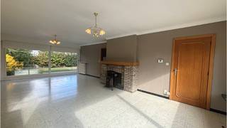 Ruime vrijstaande 3-slaapkamerwoning met TUIN en GARAGE, ideaal en rustig gelegen in Oedelem, deelgemeente van Beernem. ** ** Omvat een inkom,...