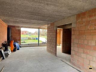 Verder af te werken ruwbouw met rustige liggingDeze ruwbouw in gesloten bebouwing treffen we aan in Opheers, een landelijke deelgemeentevan Heers. U...