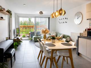 <p>Dit prachtige appartement is gelegen op wandelafstand van de markt van Geel.<br /><br />Langs de inkomhal betreden we de ruime leefruimte. De open keuken is uitgerust met een grote koelkast met ruim diepvriesvak, een gasvuur, een vaatwasser en een oven. Uiteraard is de nodige kastruimte aanwezig.<br /><br />Er is 1 ruime slaapkamer aanwezig, een apart toilet en een berging met aansluiting voor een wasmachine en een droogkast.<br />De badkamer is uitgerust met een ruime douche en een badkamermeubel.<br /><br />Het appartement is met kwalitatieve materialen afgewerkt en is instapklaar.<br /><br />Verder is er nog een terras met aansluitend een onderhoudsvriendelijk tuintje.<br /><br />Er is een ondergrondse parkeergarage voorzien met staanplaats die bij het appartement hoort en inbegrepen is in de huurprijs.<br />In de kelder is er nog een extra afgesloten bergplaats.<br /><br />De gemeenschappelijke kosten zijn inbegrepen in de totale huurprijs van 860 euro.<br /><br />Het appartement is onmiddellijk beschikbaar.<br /><br />De troeven:<br /><br />- Gelijkvloers <br />- Energiezuinig<br />- Instapklaar<br />- In het centrum<br />- Terras<br />- Autostaanplaats<br />- Kelderberging<br /><br />Heb je interesse? Vraag uw bezoek aan via onze website https://www.immovl.be/te-huur/list en druk op de knop <strong>'IK WENS EEN BEZOEK'</strong>.</p>