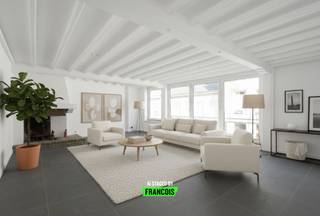 Gelegen in het centrum van Poperinge, in de Gasthuisstraat, vinden we dit instapklare en ruim appartement. Met een bewoonbare oppervlakte van 117 m² geniet je hier van een aangenaam gevoel van ruimte en overvloedig natuurlijk licht.<br /><br />Het appartement bevindt zich op de eerste verdieping van een kleinschalig gebouw met slechts drie entiteiten: een handelsruimte op het gelijkvloers en één appartement op de tweede verdieping. Er is geen syndicus, wat resulteert in zeer beperkte gemeenschappelijke kosten.<br /><br />Indeling:<br /><br />Inkomhal – lichtrijke leefruimte met open keuken – berging/wasplaats – nachthal met toegang tot een tweede berging – ruime slaapkamer 1 – badkamer uitgerust met inloopdouche, wasmeubel en toilet – apart gastentoilet – ruime slaapkamer 2.<br /><br />Technische kenmerken:<br /><br />- EPC: label C (opgemaakt vóór de recente renovatiewerken)<br /><br />- Elektrische installatie conform<br /><br />- Dubbele beglazing overal (PVC &amp; hout)<br /><br />Ben je op zoek naar een betaalbaar, instapklaar appartement op een centrale ligging? Neem dan contact op met Aline (+32 494 49 25 96) voor een bezoek ter plaatse.<br /><br />