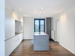 Dit fris, energiezuinig en instapklaar (ook verlichting en raamgarnituur) appartement is vernieuwd in 2013. Het situeert zich op de 3de...