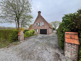 Bij het betreden van de woning komt u binnen in een verzorgde inkomhal. Van hieruit heeft u toegang tot het gastentoilet, een praktische berging...