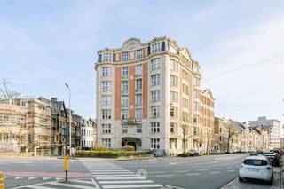 <p><span>GENT - Te renoveren karaktervol en ruim appartement met uitzicht over het Citadelpark in een historisch gebouw</span></p><p><span> </span></p><p><span>Het appartement is gelegen op de tweede verdieping van het iconische gebouw 'Parc Residence' naar een ontwerp van architect Oscar Van de Voorde. </span></p><p><span>Het gebouw heeft een historische waarde als eerste hoogbouw van appartementen in Gent in eclectische stijl, met siermotieven die de art-decostijl aankondigen. </span></p><p><span>Gelegen aan het Citadelpark met vijver en wandel- en fietspaden, in een stedelijke context met vlotte verbindingen, openbaar vervoer in de nabijheid en een goede bereikbaarheid richting centrum en invalswegen.</span></p><p><span> </span></p><p><span>De belangrijkste troeven in een notendop: </span></p><ul><li><span>Uitzonderlijke ligging langs Citadelpark</span></li><li><span>Hoge plafonds, sierlijsten en een overvloed aan natuurlijk licht</span></li><li><span>Veel potentieel bij renovatie</span></li><li><span>hoge plafonds en royale ruimtes</span></li><li><span>Nabij openbaar vervoer en invalswegen</span></li><li><span>Tal van authentieke elementen </span></li><li><span>Grote individuele kelderberging en ruime fietsenstalling</span></li><li><span>EPC B</span></li><li><span>Ruim appartement van 358 m² </span></li><li><span>Grote, zonnige leefruimte met uitzicht over de vijver van het Citadelpark</span></li></ul><p><span> </span></p><p><span>Indeling:</span></p><p><span>Het appartement is gelegen op de tweede verdieping, bereikbaar via de centrale inkomhal met originele historische open lift in smeedijzer. </span></p><p><span>Via de ruime, centrale inkomhal is er een doorgang richting de grote leefruimte met authentiek parket en uitzicht over het Citadelpark. Dankzij de grote raampartijen beschikt het appartement over veel lichtinval. Aansluitend aan de leefruimte grenst een bureau/kamer met een mooi balkon. </span></p><p><span>Daarnaast is er een lange gang die toegang geeft naar de 4 slaapkamers en badkamers. </span></p><p><span>Verder is er een aparte keuken die grenst aan een praktische berging en wasplaats. </span></p><p><span>Tot slot beschikt het appartement over twee toiletten, een extra lift langs de achterzijde en een volledig nieuw verwarmingssysteem. </span></p><p><span> </span></p><p><span>Belangrijk:</span></p><p><span>Richtprijs: € 899.000 euro inclusief grote kelderberging</span></p><p><span> </span></p><p><span>Droom je van een uniek appartement met karakter en uitzicht over het Citadelpark? </span></p><p><span>Wees er snel bij, contacteer Axel Lenaerts makelaars voor verdere info of voor een bezoek via </span><span>09 245 24 24</span><span> of hannelore@axellenaerts.be</span></p><p><span> </span></p>
