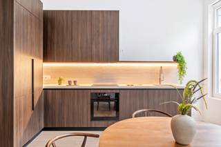 Op een absolute toplocatie in Antwerpen — vlak bij de Scheldekaaien en de bruisende sfeer van Het Zuid — bevindt zich dit prachtig gerenoveerde appartement op de eerste verdieping van een kleinschalig gebouw. Dankzij een stijlvolle afwerking met warme houten parketvloeren en strakke, eigentijdse elementen ademt het appartement een gezellige sfeer uit.<br /><br />Bij het betreden van het appartement valt vooraan meteen de gloednieuwe keuken op. Deze strakke keuken is voorzien van stijlvolle, donkere houtaccenten, ruime opbergkasten en alle moderne ingebouwde toestellen. De keuken gaat naadloos over in de gezellige leefruimte, waar grote raampartijen zorgen voor een heerlijke inval van natuurlijk daglicht. Een grote troef van deze leefruimte is de directe toegang tot het ruime, zuedgelegen terras, waar je in alle rust en privacy van de zon kunt genieten.<br /><br />Wanneer je via een subtiel trapje naar de achterzijde van het appartement wandelt, kom je in de rustige privézone terecht. Hier vind je eerst een handige, aparte berging met aansluitingen voor een wasmachine en droogkast, evenals een afzonderlijk toilet. Aansluitend bevindt zich de moderne badkamer, die hoogwaardig is afgewerkt met een ruim lavabomeubel voorzien van dubbele opbouwkommen en een royale inloopdouche met een strakke glazen wand. Helemaal achteraan liggen de twee ruime en volwaardige slaapkamers, die dankzij hun ligging aan de achterzijde optimale rust garanderen.<br /><br />Tot slot biedt het gebouw nog enkele hele praktische extra's. Zo is er op het gelijkvloers een gemeenschappelijke fietsberging aanwezig en beschik je in de kelderverdieping over een private berging voor extra opslagruimte.<br /><br />Ben jij op zoek naar klassevol en instapklaar wonen op een toplocatie in Antwerpen?<br /><br />Maak snel een afspraak voor een bezichtiging via info@goose.be of bel naar 03 369 36 38.