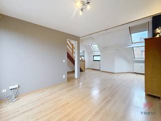 EVERE, in a quiet and residential neighborhood near the town hall, unfurnished 2-bedroom duplex of approx. 108 sqm located on the 2nd and 3rd...