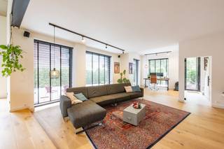 <p><span>Halfopen hoekwoning te huur in Mortsel</span></p><p><span> </span></p><p><span>In een rustige straat in Mortsel staat deze halfopen hoekwoning te huur. </span></p><p><span> </span></p><p><span>De woning is recent volledig gerenoveerd en biedt een strakke, moderne afwerking in een zwart-wit kleurpalet met mooie parketvloeren. De ruime leefruimte met hoge plafonds loopt over in een open keuken. Er is een gastentoilet in de gang. </span></p><p><span>Achter de woning ligt een stadstuin, vooraan werd een nieuwe voortuin aangelegd. </span></p><p><span> </span></p><p><span>Op de eerste verdieping bevinden zich twee slaapkamers (17m² en 10m²) en een badkamer met douche, bad en toilet. </span></p><p><span> </span></p><p><span>De tweede verdieping biedt een zeer ruime master bedroom (45m²) met extra zolderruimte. </span></p><p><span> </span></p><p><span>De woning beschikt over een zeer ruime garage en twee buitenstaanplaatsen. Ze is energiezuinig (EPC-score 139), uitgerust met zonnepanelen en een laadpaal voor een elektrische wagen .</span></p><p><span> </span></p><p><span>Beschikbaar vanaf 1 september.</span></p>