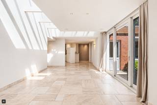 Op zoek naar een woning waar je wonen en werken perfect kunt combineren? Deze voormalige bakkerij biedt maar liefst +170 m² aan polyvalente werk- en handelsruimte, gecombineerd met een ruime, instapklare woning. Ideaal voor wie wonen en een zelfstandige activiteit, praktijk, kantoor of hobby wil verenigen.<br /><br />WONEN<br />De woning verwelkomt je met een inkomhal en een aangename, lichtrijke leefruimte met open keuken. Verder zijn er een ruime bergruimte, wasplaats en apart toilet. Op de eerste verdieping bevinden zich 4 slaapkamers, waarvan één nog verder af te werken, en een luxueus uitgeruste badkamer met bad, douche, dubbele lavabo en toilet. De ruime zolder biedt bovendien de mogelijkheid om 1 à 2 extra slaapkamers te creëren.<br /><br />WERKEN<br />Het aparte werkgedeelte omvat een ontvangstruimte/handelsruimte, bureauruimte, een zeer ruime garage en een polyvalente ruimte van meer dan 70 m². Dankzij de indeling kunnen wonen en werken volledig van elkaar gescheiden worden. De mogelijkheden zijn eindeloos: kantoor, praktijk, atelier, fitness, hobbyruimte...<br />Ook buiten is het genieten met een aangename tuin, tuinberging en overdekt terras.<br /><br />TROEVEN<br />* Geen renovatieverplichting<br />* Instapklare en luxueus afgewerkte woning<br />* Wonen en werken perfect te combineren<br />* +170 m² handels-/werkruimte<br />* Tal van mogelijkheden voor zelfstandige activiteit of hobby<br /><br />Een pand met ruimte, mogelijkheden en karakter. Benieuwd wat jij ermee kunt doen? Plan vandaag nog je bezoek!<br /><br />Ref.: LS/26093/TK
