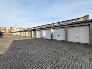 Centraal gelegen garagebox in de wijk 'Buizegem'.Deze ruime, droge, bovengrondse garagebox beschikt over een manuele kantelpoort en beschikt over...