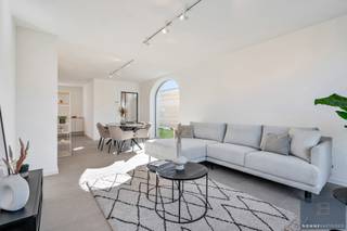 Binnenkort uw nieuwe energiezuinige thuis in een DOODLOPENDE STRAAT in Maldegem maken? Mis deze kans niet!<br /><br />Deze nieuwbouwwoningen zijn volledig instapklaar afgewerkt inclusief schilderwerken.<br /><br />De woningen scoren zeer goed qua energiezuinigheid (E-peil: 16) dankzij de GEOTHERMISCHE WARMTEPOMPEN met vloerverwarming op het gelijkvloers, ZONNEPANELEN, superisolerende beglazing, vloer- muur- en dakisolatie, ventilatie type D,…<br /><br />De keukens zijn voorzien van AEG kwaliteitstoestellen, composiet werkblad, .. .<br /><br />De woningen zijn gelegen op wandelafstand van verschillende supermarkten en vlakbij centrum Maldegem. Daarnaast is er een vlotte verbinding met Antwerpen via de N49 en met het binnenland via de E40 te Aalter.<br /><br />De leefruimtes en tuinen zijn allen zuid én zuidwest gericht, waardoor u steeds voldoende zon- en lichtinval geniet dankzij de grote schuiframen.<br /><br />Deze woning is de laatst beschikbare binnen dit project. Mis deze kans niet.<br /><br />Contacteer Bonne Vastgoed 7 op 7 via 050/73.73.73 of info@bonnevastgoed.be