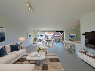 Dit nieuwbouw duplex-appartement is gelegen vlakbij het centrum van Tielt.<br />Diverse winkels, horeca, openbaar vervoer, sportgelegenheid en scholen bevinden zich op enkele ogenblikken van dit appartement verwijderd.<br /><br />Via de gemeenschappelijke inkomhal bereikt u de traphal. Het appartement beschikt over een inkomhal met apart toilet, een lichtrijke woon- en eetkamer met toegang tot het terras en een volledig uitgeruste keuken.<br /><br />Op de bovenverdieping vindt u de nachthal, drie ruime slaapkamers en een badkamer met dubbele wastafel en inloopdouche.<br /><br />Tot slot geniet dit instapklaar duplex-appartement van vloerverwarming, een oprit met aparte fietsenberging en videofoon. <br /><br /><strong>Goed om weten:</strong><br />Basishuurprijs: €950,-/maand<br />Vrij vanaf heden<br /><br /><strong>Is dit het instapklare appartement waarvan u droomt? <br />Twijfel niet langer en leg vandaag uw bezoek vast! </strong>