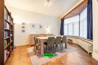 In het hart van Oostende treffen we dit ruim, lichtrijk appartement aan. Het pand is steeds met de nodige zorg onderhouden en is perfect instapklaar. Ze geniet daarenboven van talrijke troeven. <br /><br />Eerst en vooral is er de uitermate gunstige ligging pal in het centrum van Oostende. U heeft alle faciliteiten binnen handbereik, gaande van winkels tot horeca, openbaar vervoer en uiteraard het strand. <br /><br />Daarenboven betreft het een zeer lichtrijk appartement. Dankzij de brede raampartijen en hoge plafonds is er steeds een lichtrijk en open gevoel. Er is ruimte voor zowel een eet-als leefhoek, die naadloos in elkaar overvloeien en toch hun eigenheid behouden. <br /><br />Aanpalend is er de ruime keuken die functioneel uitgerust is. Er zijn twee zeer grote slaapkamers aanwezig. In de badkamer is er een lavabo alsook bad/douchecombinatie. <br /><br />Er is een gemeenschappelijke fietsenberging in het gebouw alsook een privatieve kelder. Tot slot is er dus ook de mogelijkheid tot aankoop van een autostaanplaats in een nabij gelegen parking. <br /><br />Bent u op zoek naar dé ideale uitvalsbasis aan zee? Aarzel dan niet en neem contact op voor meer info of een afspraak!<br /><br />