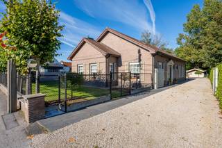 Droomt u van veel ruimte, rust en tal van mogelijkheden? <br />Bezoek deze woning, gelegen op een prachtig perceel van 2.485 m². <br />Deze ruime gezinswoning met dubbele garage, grote tuin en weide (die achteraan grenst aan een buurtweg nr.3) is een unieke kans!<br /><br />De woning beschikt over een lichtrijke leefruimte, een ruime leefkeuken, gevolgd door een praktische berging/wasplaats en toegang tot de droge kelder. Verder zien we op het gelijkvloers nog drie slaapkamers/bureau en een badkamer. Via een vaste trap bereikt u de 1ste verdieping, daar bevinden zich nog een slaapkamer, een grote zolderruimte en een ruime overloop. Hier kan u nog een volwaardige verdieping inrichten.<br /><br />Ook buiten is het volop genieten: een afgesloten tuin van circa 2.000 m², een deels overdekt terras, twee bergingen en een dubbele garage met elektrische poorten. <br /><br />TROEVEN zijn de open bebouwing, de spouwmuurisolatie, het vernieuwde en geïsoleerde dak (asbest leien al verwijderd in 2003) en een EPC-label C = geen renovatieplicht!<br /><br />TIP: voldoet u aan de voorwaarden en wordt dit uw enige eigen woning? Als u het compromis nog dit jaar ondertekend, dan kan u de woning aankopen aan 2% registratierechten i.p.v. 3% volgend jaar! Dit betekent voor deze woning een winst van € 5.850 op de vraagprijs.<br /><br />Kortom, een woning met veel ruimte en veel potentieel op een uitstekende ligging!<br /><br />Contacteer Marianne voor meer informatie of een bezoek op 0478 38 12 88<br />De vermelde oppervlakten zijn louter informatief en niet bindend.